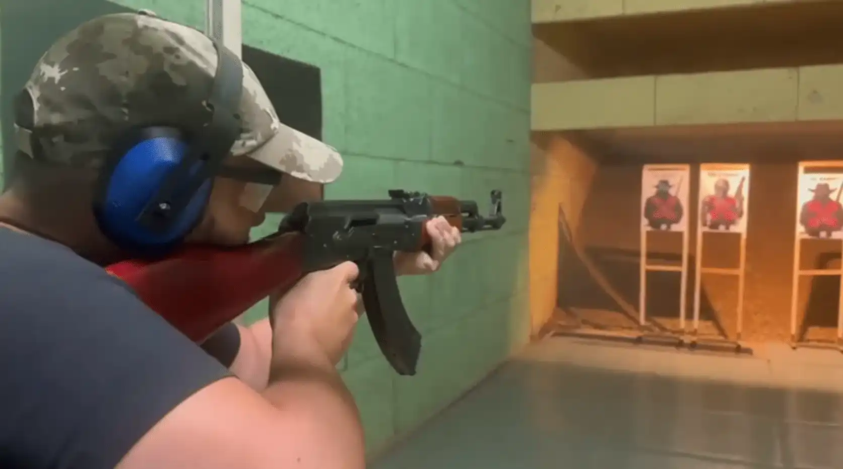 Campo de Tiro - Paquete Warrior: Entrena tus habilidades en nuestro campo de tiro profesional con diferentes tipos de armas. Incluye alquiler de armas (Pistola, AR15, AK47 y Escopeta), acceso a campo estático y virtual, munición, protección ocular y auditiva, y oficial de campo.